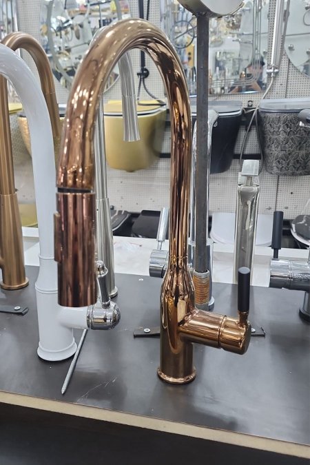 حنفية مطبخ روز جولد بفتحة سحب